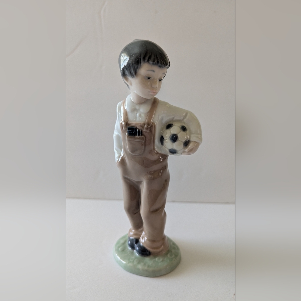 LLADRO NAO "WANNA PLAY?" #1068 Boy w/Soccer Ball MINT CONDITION